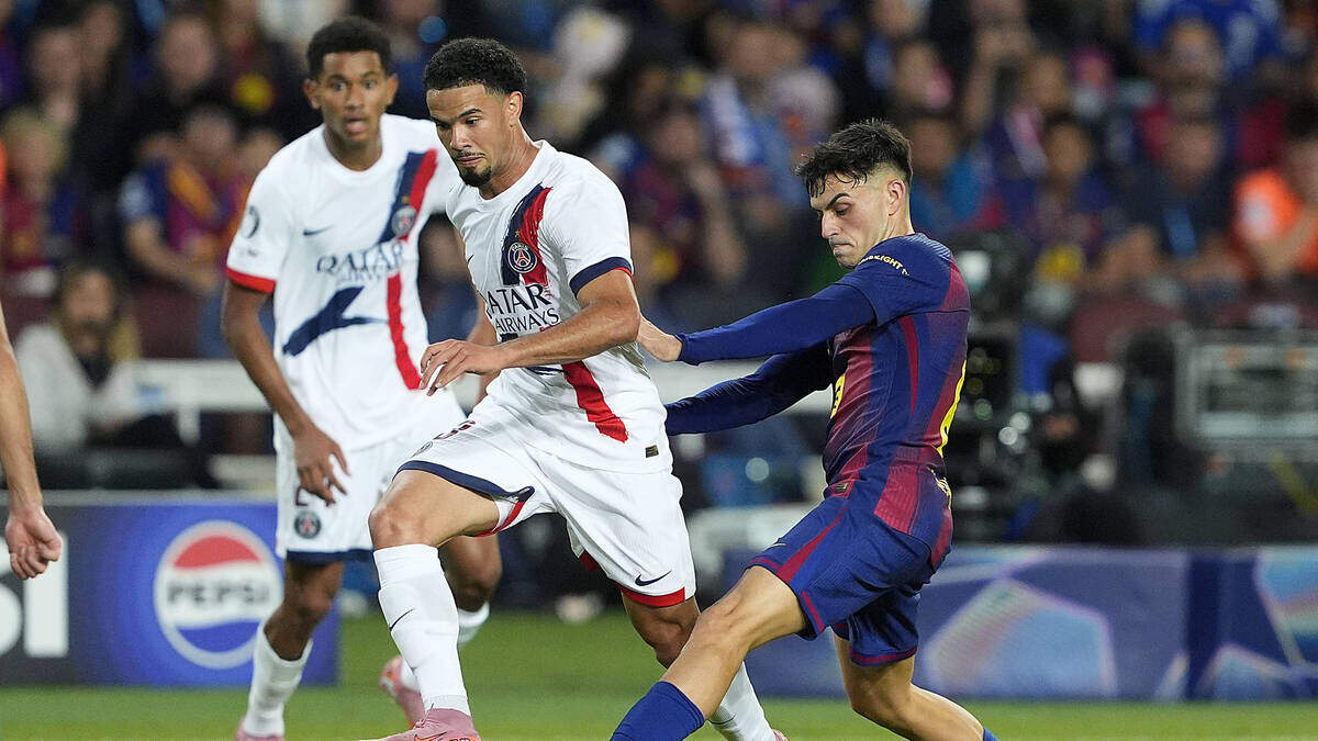 El jugador de Barcelona Pedri González (der.) lucha por el balón con Warren Zaïre-Emery, del Paris Saint-Germain, en el partido de la Liga de Campeones celebrado el 1ro de octubre de 2025 en Barcelona.