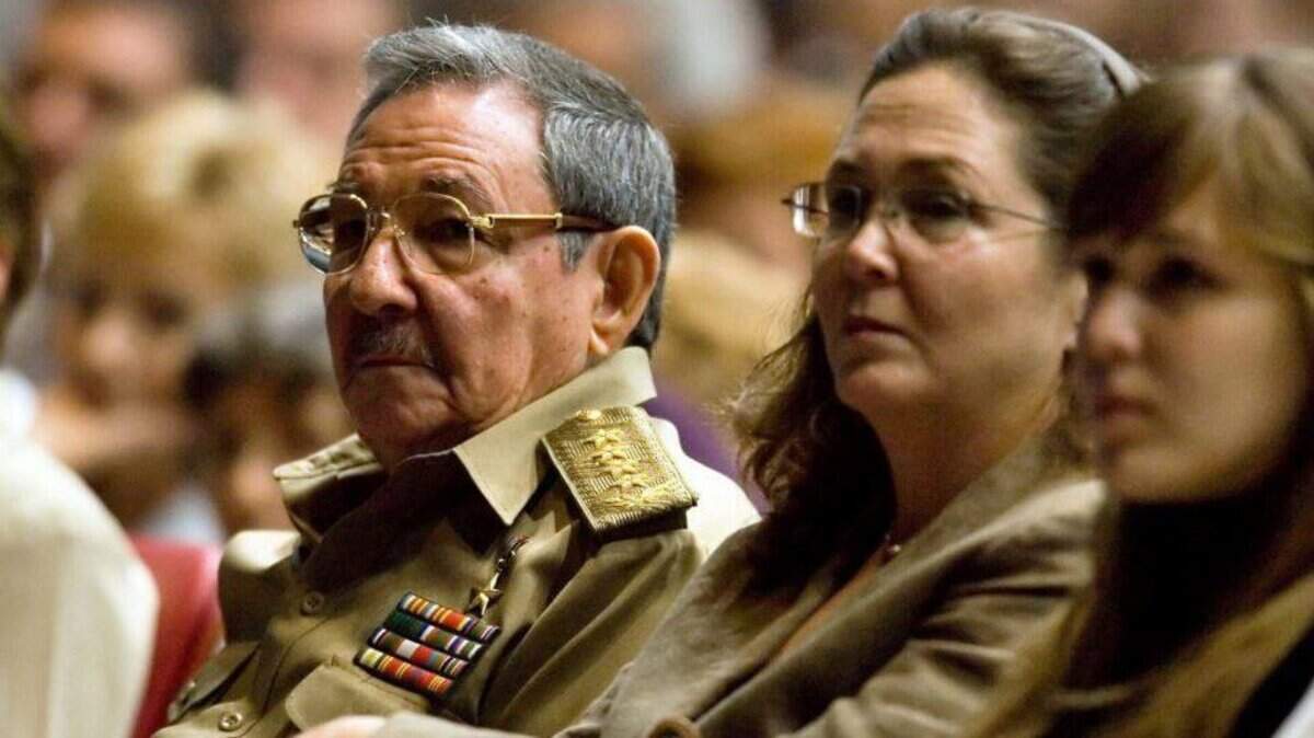 El exgobernante cubano, Raúl Castro, junto a su hija Deborah y su nieta Vilma.