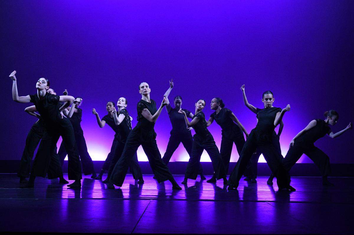 Los bailarines de STYX The Company en “The Dress Code”, coreografía de Mika Santo.