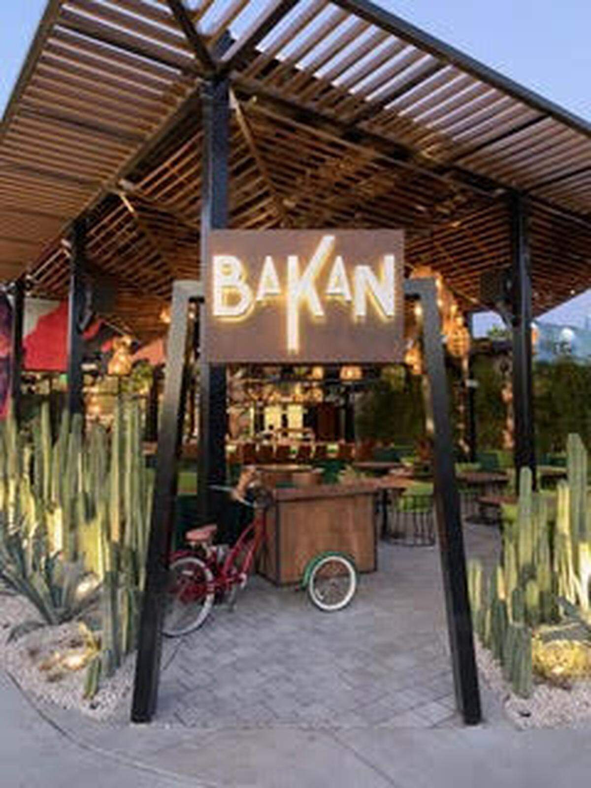 El restaurante Bakan, en Wynwood, transporta a los comensales a México con su espacio artístico y moderno.