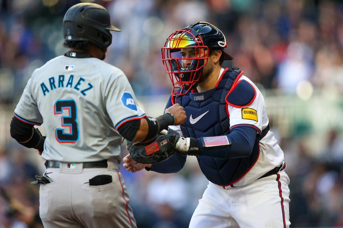 El receptor de los Bravos Travis d’Arnaud pone out al segunda base de los Marlins de Miami Luis Arráez, en el primer inning del partido celebrado el 22 de abril de 2024 en Atlanta.
