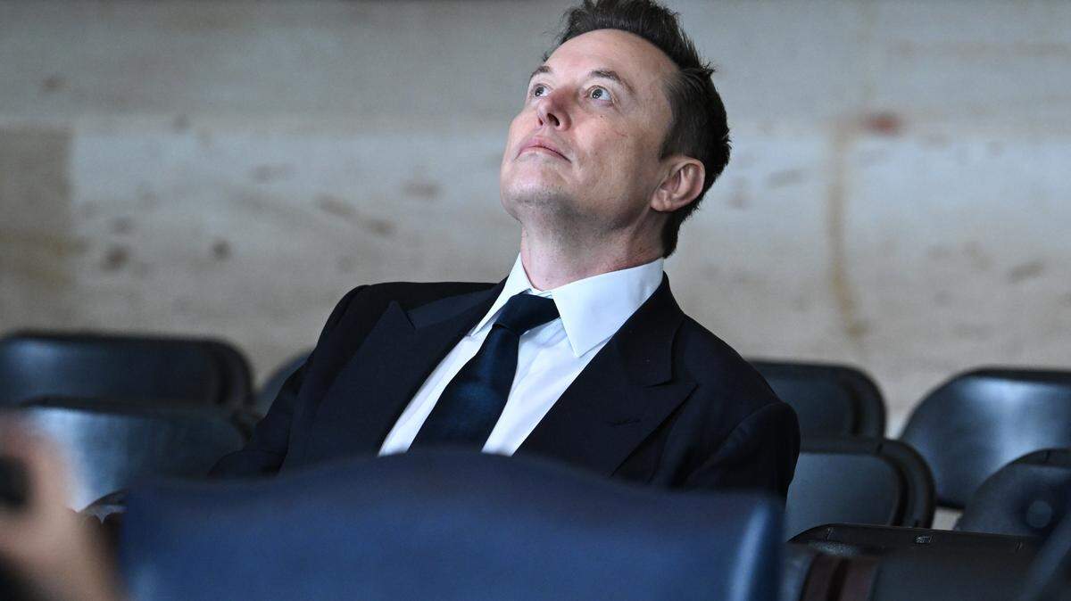  El CEO de Tesla y SpaceX, Elon Musk, mira hacia arriba mientras está sentado en su asiento durante la ceremonia de investidura antes de que Donald Trump preste juramento como el 47º presidente de EE.UU. en la Rotonda del Capitolio en Washington, DC, el 20 de enero de 2025. 