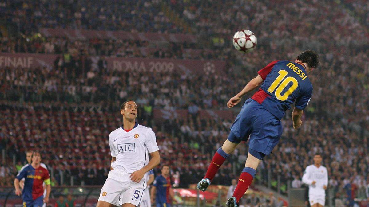 El delantero de Barcelona Lionel Messi ​anota un gol de cabeza ante el Manchester United en la final de la Champions League, celebrada el 27 de mayo de 2009 en el Estadio Olímpico de Roma, Italia.