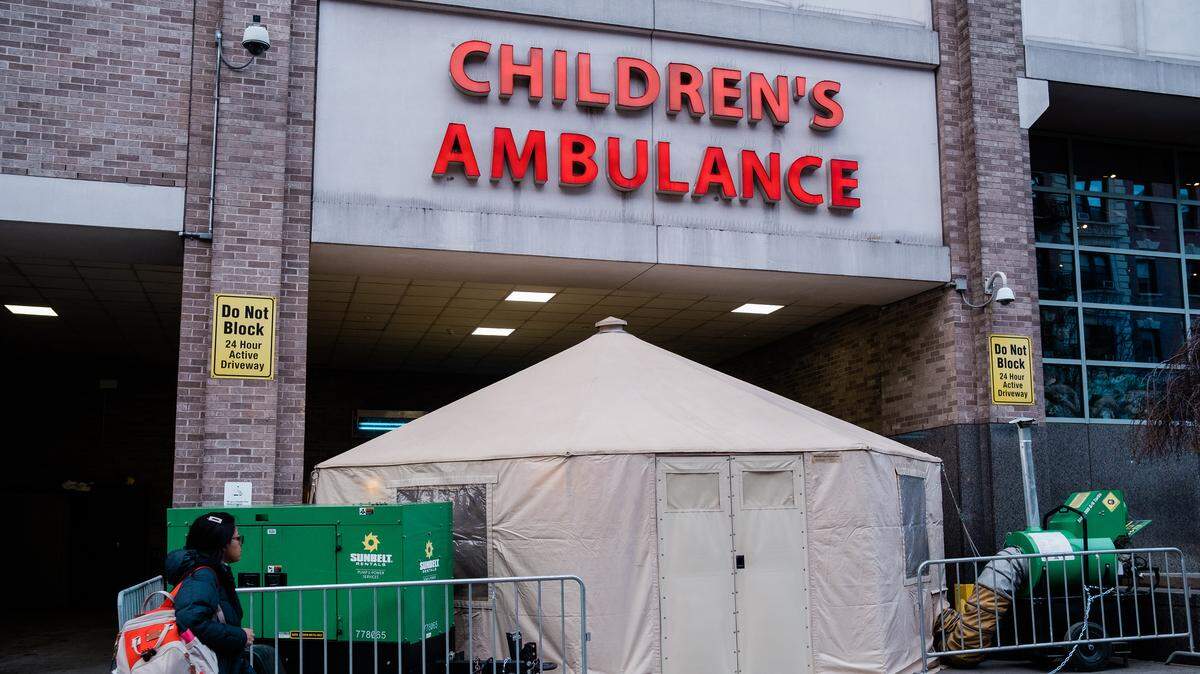Una mujer pasa enfrente de una carpa está instalada en el centro de ambulancias en el hospital de niños New Stan York-Presbyterian Morgan Stanley, en Nueva York, el 19 de marzo de 2020.