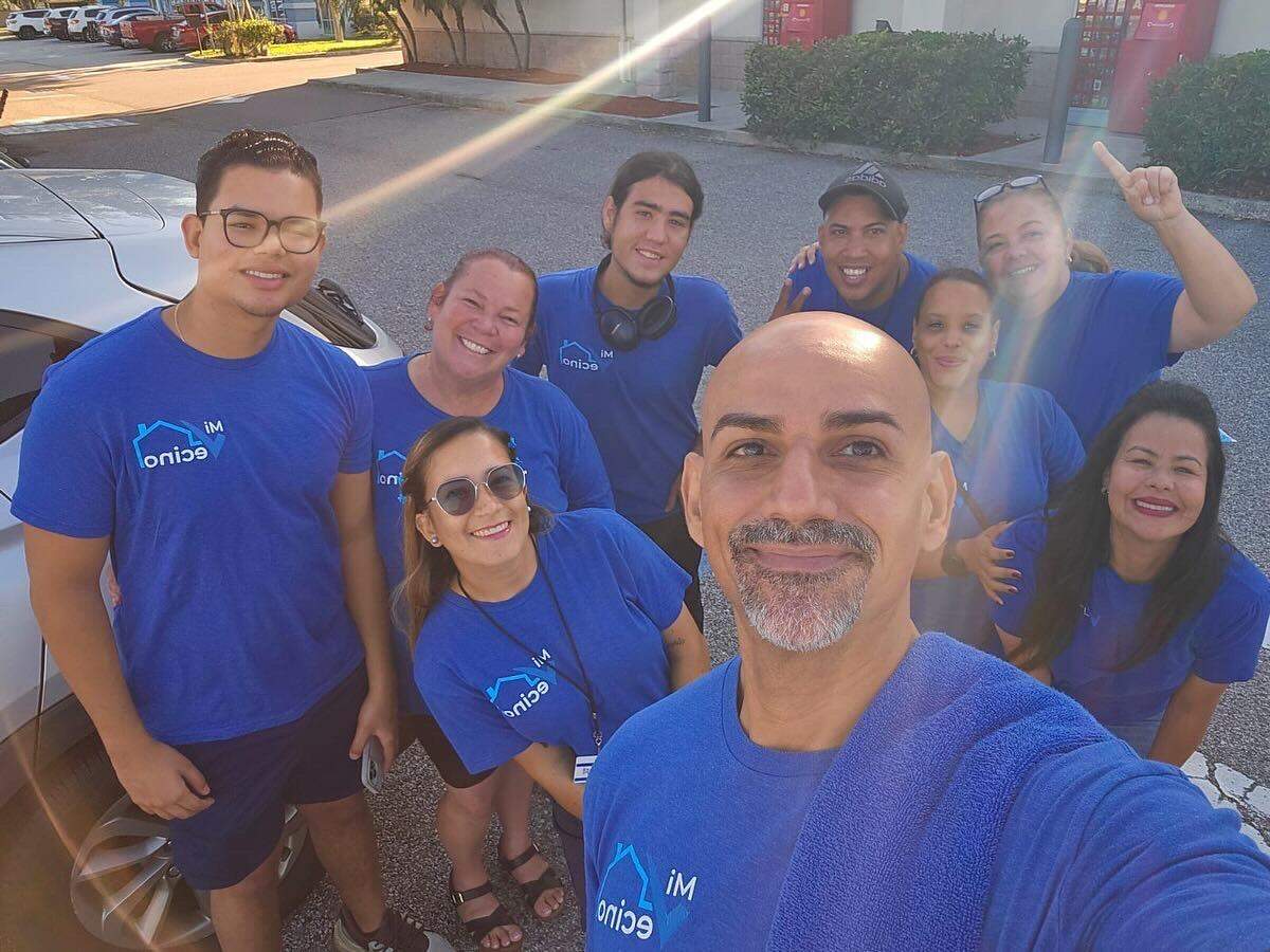 Alejandro Berrios, cofundador de la organización Mi Vecino, y su equipo.