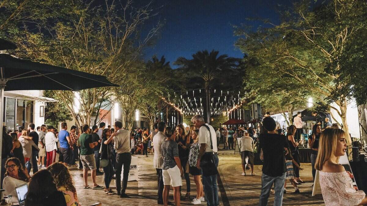 Con el nombre de ‘Giralda Under the Stars’, regresa al reanimado sector de Coral Gables esta cita del primer viernes del mes, donde a lo largo del área peatonal de la avenida Giralda, se reúne el público para conversar, disfrutar de las agradables noches de Miami.