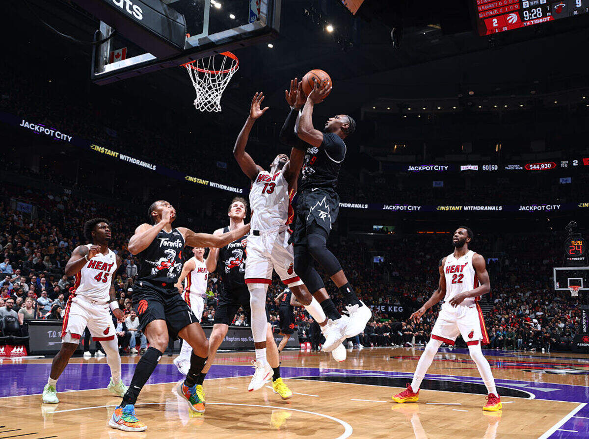 El jugador de los Raptors RJ Barrett entra al aro ante la defensa del Heat de Miami, en el partido de la NBA celebrado el 9 de abril de 2026 en Toronto.
