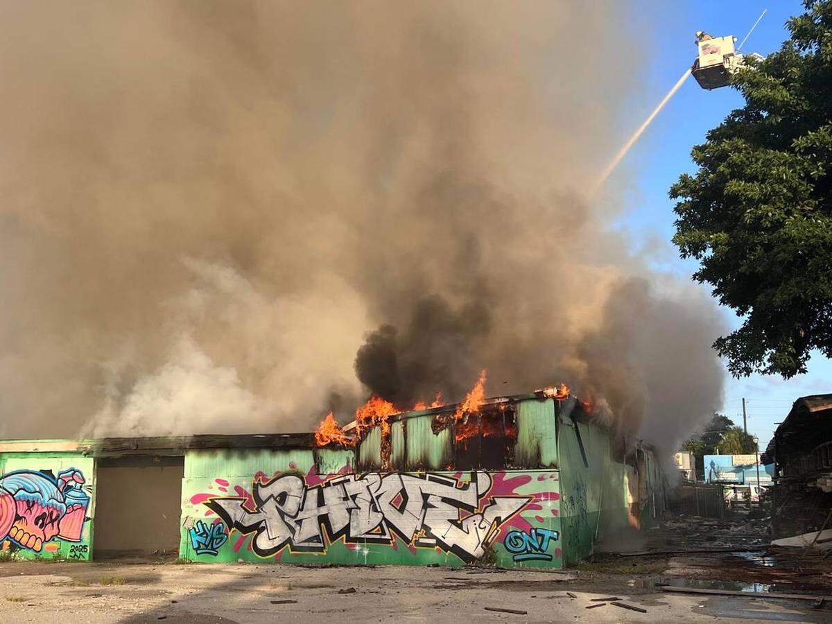 Un enorme fuego destruyó un almacén de madera en Miami el viernes por la madrugada, provocando columnas de humo y una gran respuesta de emergencia.