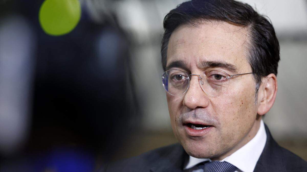 El ministro de Asuntos Exteriores de España, José Manuel Albares, habla con periodistas a su llegada antes de una reunión del Consejo de Asuntos Exteriores de la UE en la sede de la Unión Europea en Bruselas, el 29 de enero de 2026.