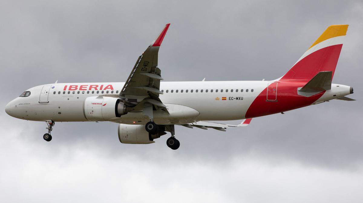 La aerolínea española Iberia quiere expandir sus vuelos a Asia, y aunque la fusión con Air Europa no prosperó, todavía tiene otras opciones. En esta imagen del 10 de junio de 2023, un avión Airbus A320 de Iberia despega del Aeropuerto Heathrow en Londres.