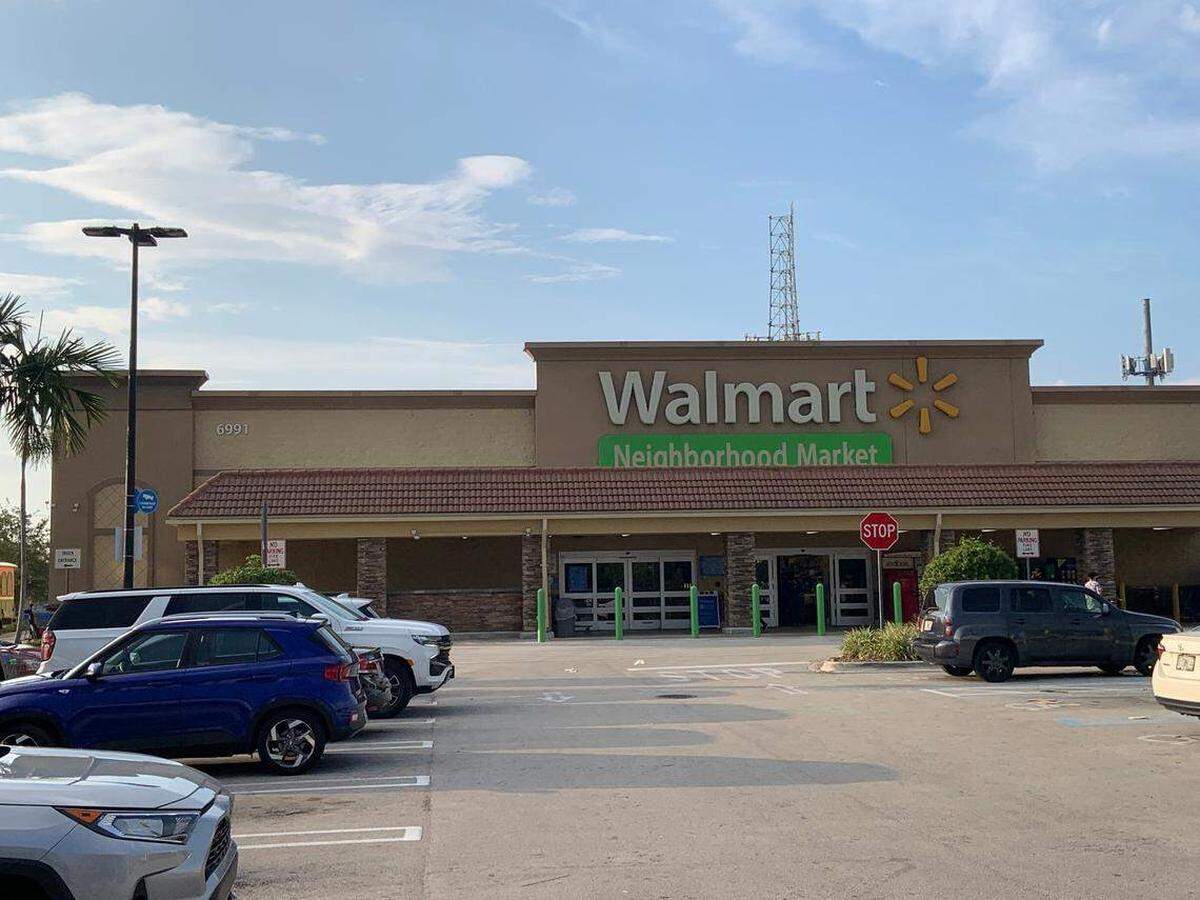 Este supermercado Walmart de barrio en Miami estará abierto el Día del Trabajo.