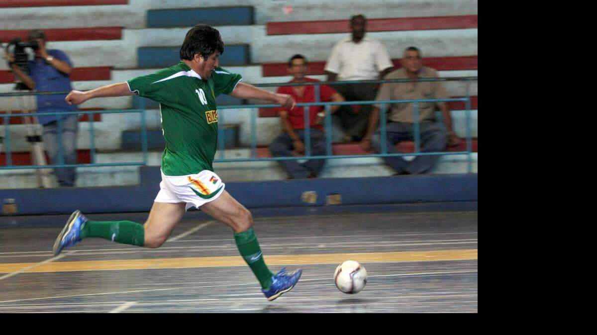 FOTO DE ARCHIVO - El presidente de Bolivia Evo Morales juega fútbol en la Habana, Cuba, el 11 de junio del 2009.