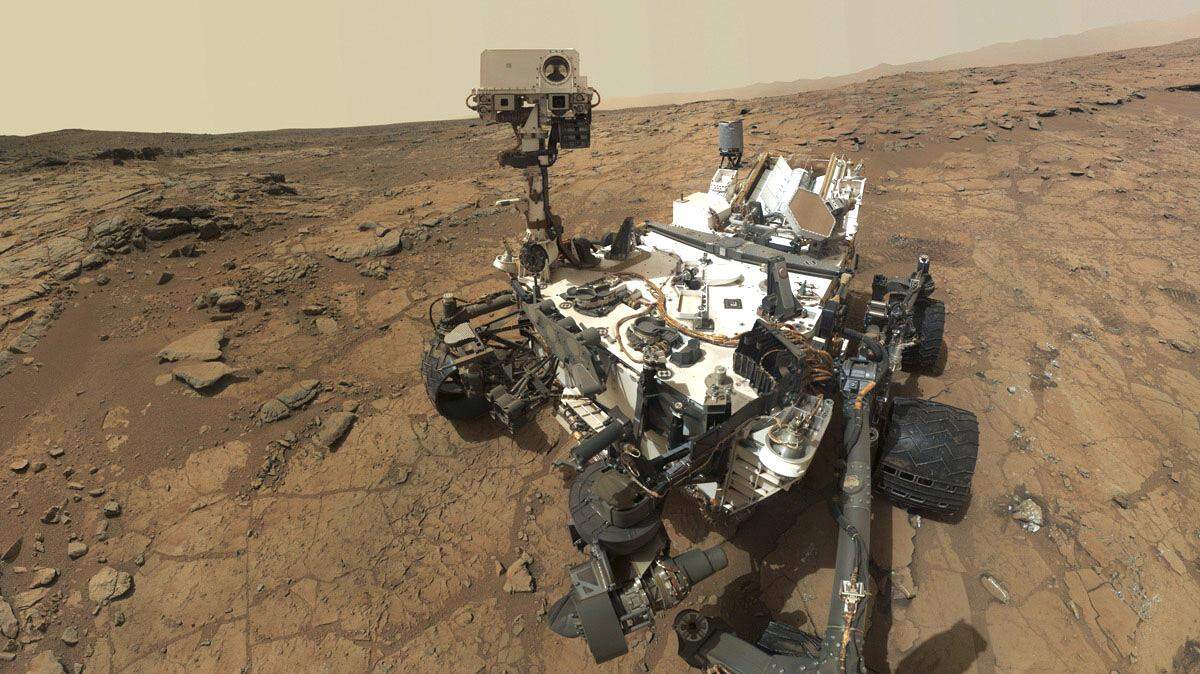 El vehículo robótico Curiosity atravesó la zona del cráter de Gale, que se formó hace unos 3,600 millones de años, donde descubrió rocas de color claro, que contrastaban con las de composición basáltica que había localizado en regiones más jóvenes.