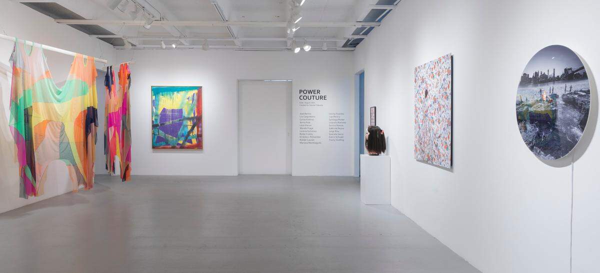 Vista de algunas de las obras en sala de la exhibición “Power Couture” en Panamerican Art Projects.