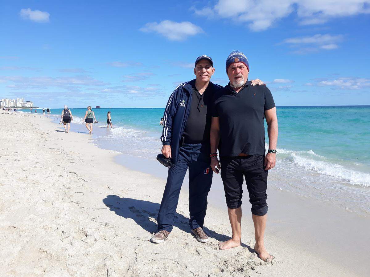 El capitán Manuel Rodríguez Lestón (izq.) con su fundación Universo Marino organiza la travesía de Nino Fraguela para la conquista de la Triple Corona Mundial de Natación.