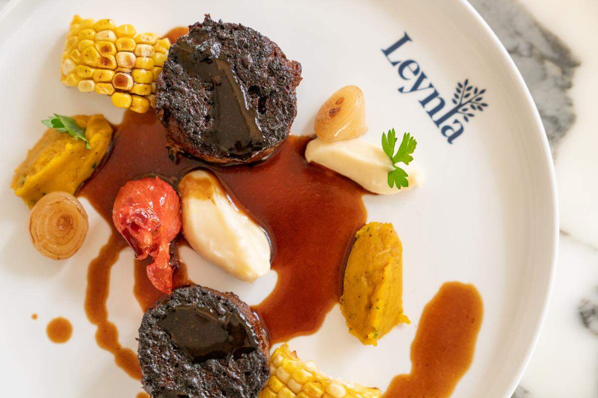El chef advierte que “el secreto para un buen asado es lo primero el asador (cocinero), después la clase carne y la clase de leña carbón porque aporta diferentes sabores”.