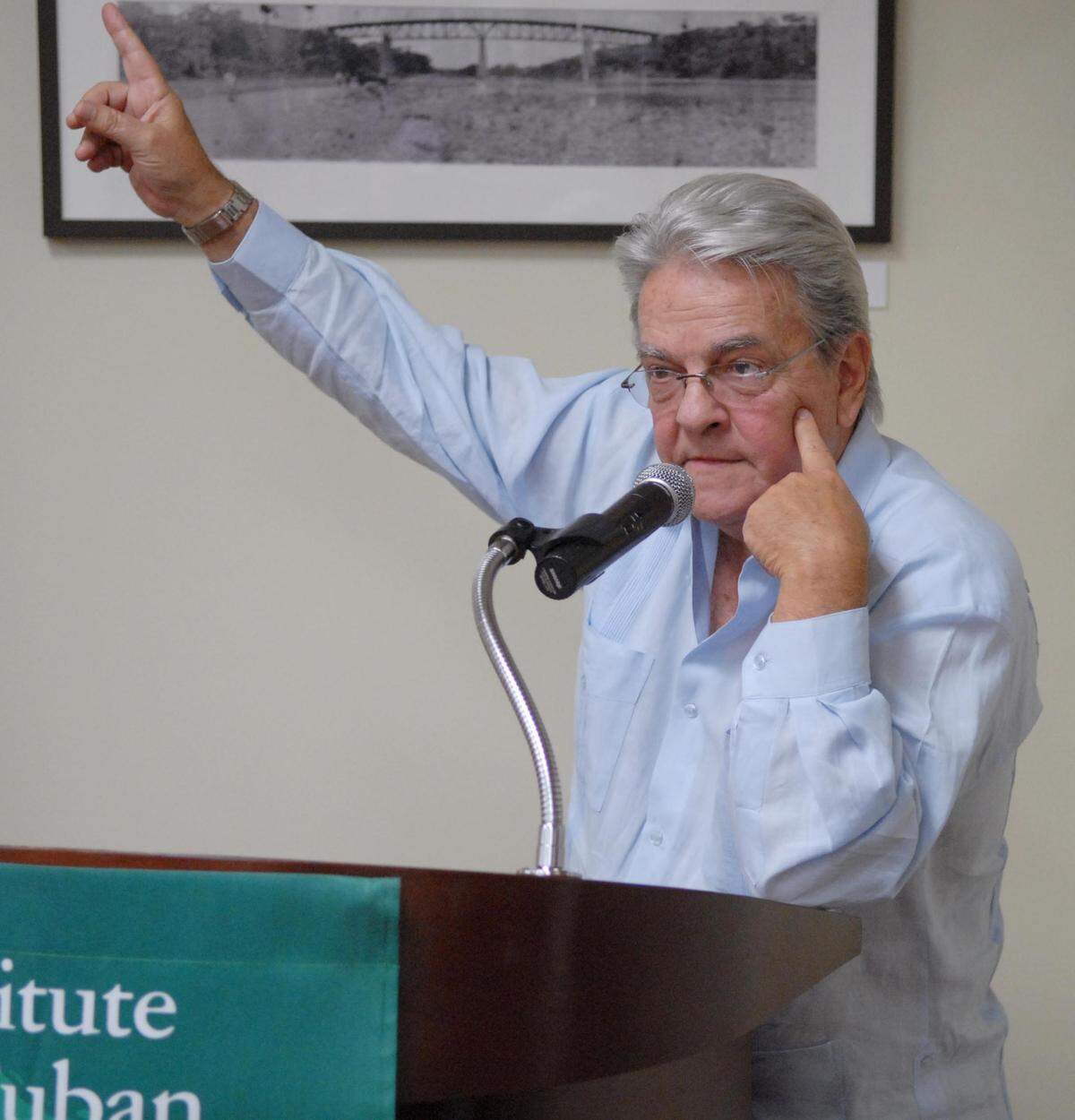 Alberto Muller durante la presentación de uno de sus libros en el 2007, Casa Bacardí, Universidad de Miami en Coral Gables.