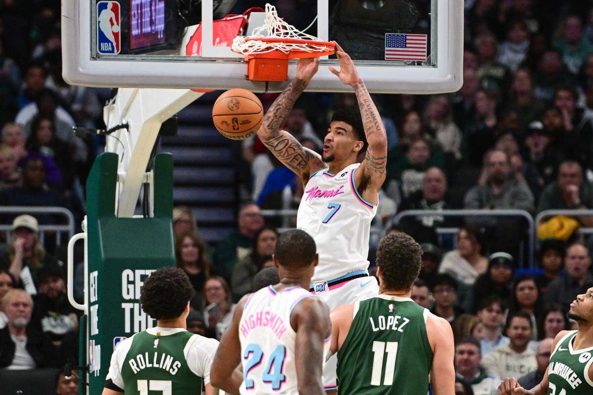 El centro del Heat de Miami Kel’el Ware clava la pelota en el partido ante los Bucks, celebrado el 23 de enero de 2025 en Milwaukee.