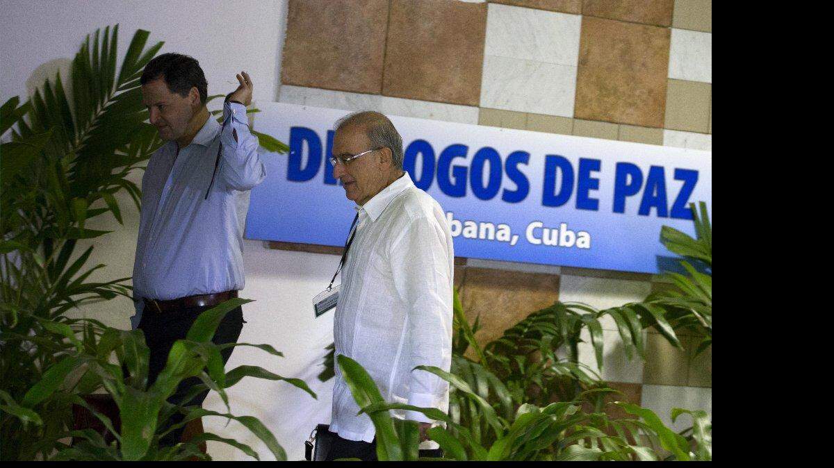 Humberto de la Calle, el jefe del equipo de las negociaciones de paz del Gobierno colombiano, centro, y Sergio Jaramillo, izquierda, llegan para las conversaciones de paz con los miembros de las Fuerzas Armadas Revolucionarias de Colombia, o FARC, en La Habana, Cuba, el viernes, 24 de octubre, 2014.
