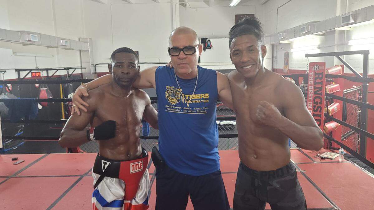 Guillermo Rigondeaux (I) y Alberto Blas (D) junto al entrenador Eric Castaños en el Young Tiger Gym.