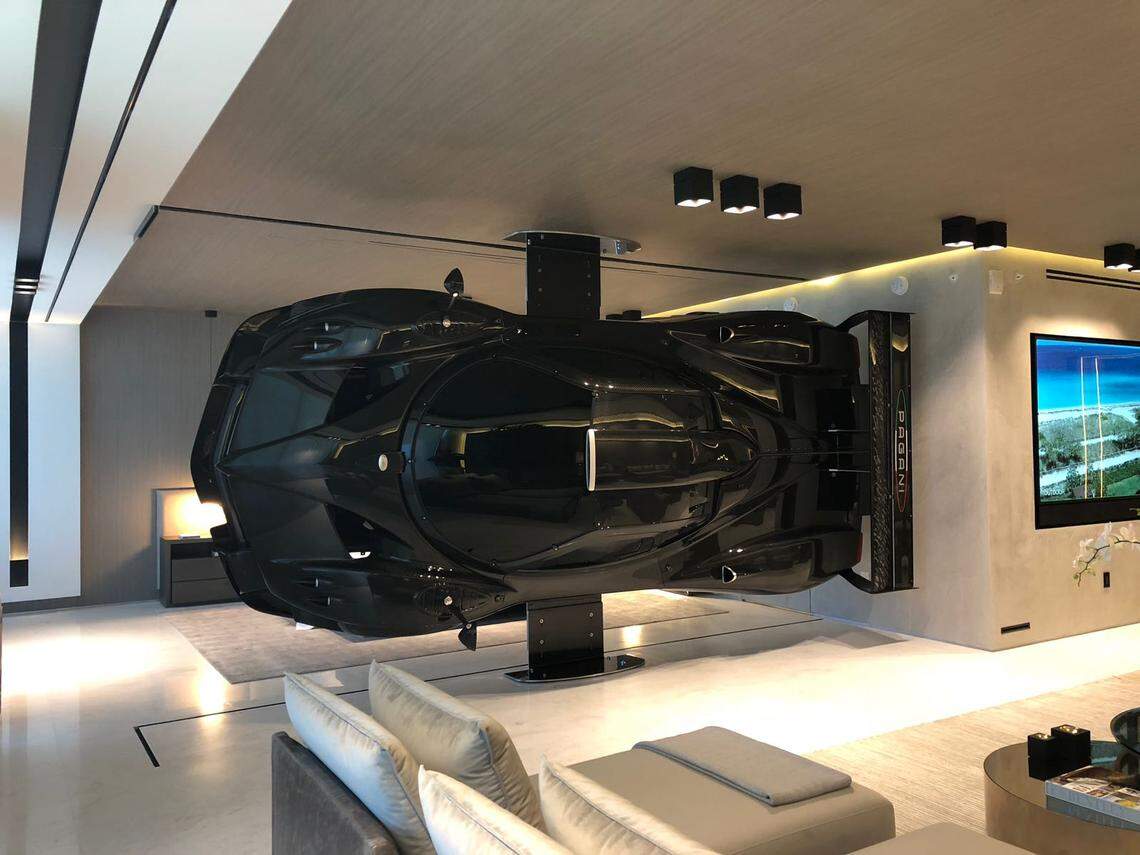Un Pagani Zonda R de $1.5 millones —de los que en el mundo solamente hay 15— separa la habitación principal de la sala de estar en este apartamento frente al mar en Surfside. El dueño dice que es una obra de arte.