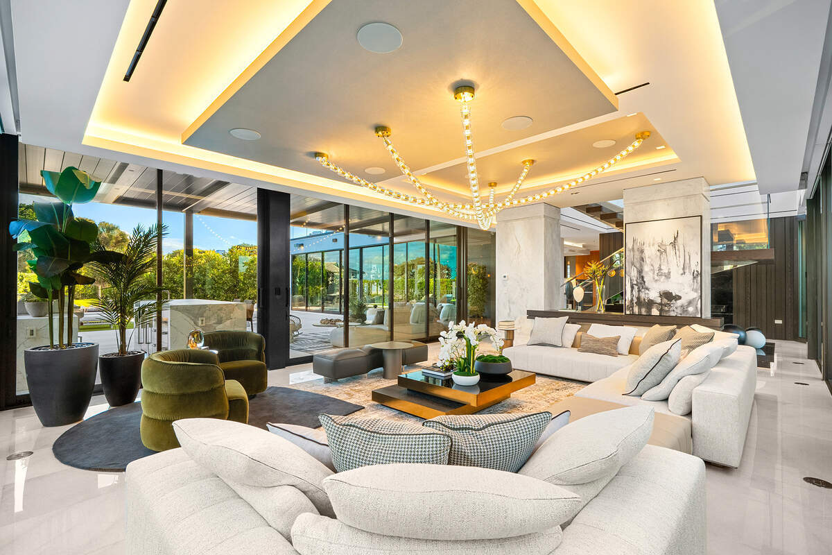 Vista del interior de la casa en el 790 de Lake Road, en el exclusivo y apartado barrio de Bay Point, Miami.