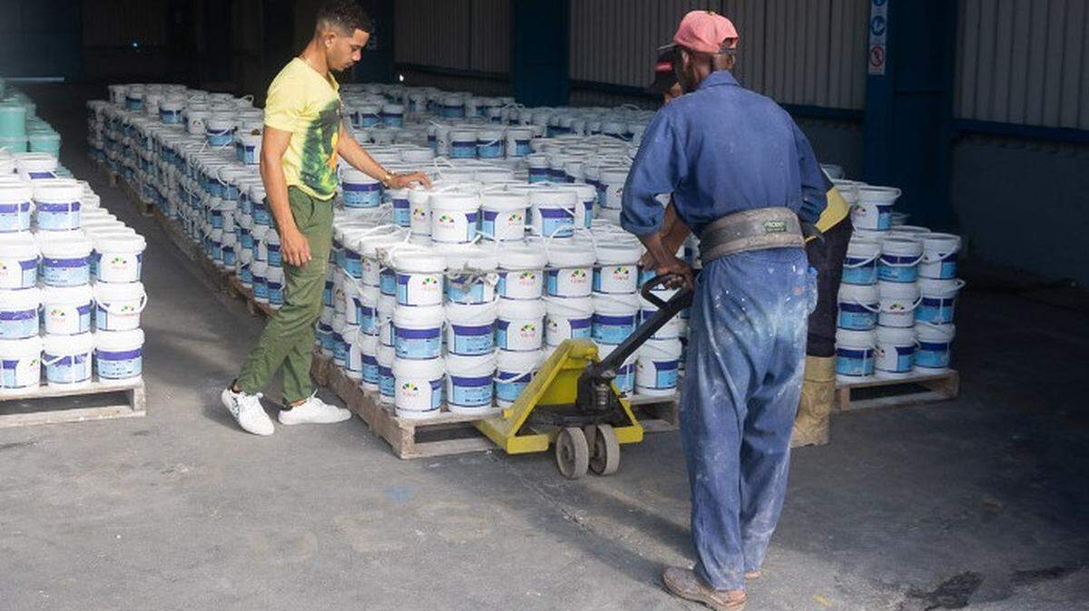 La fábrica de pinturas Vitral Nuevitas, en la provincia de Camagüey, intenta mantener su producción pese a apagones de más de 15 horas diarias.
