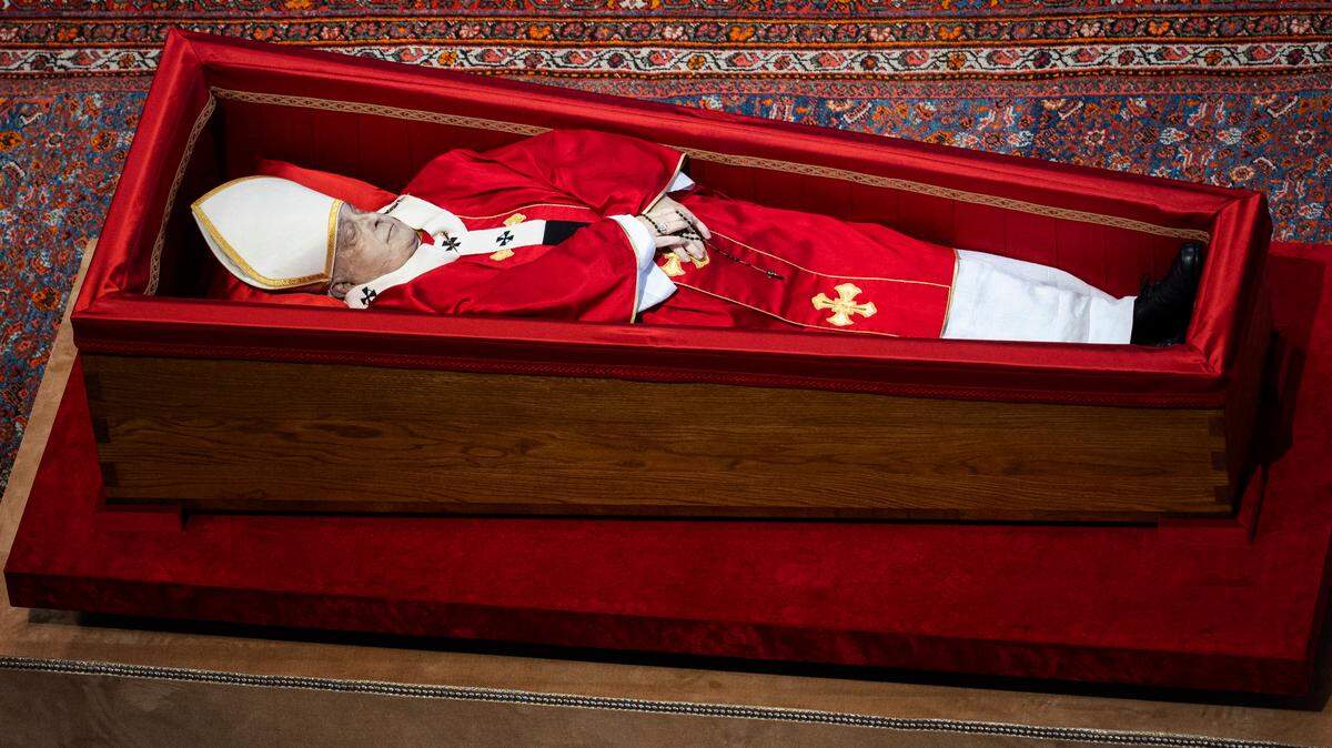 El ataúd del Papa Francisco, quien falleció el 21 de abril a la edad de 88 años, se encuentra en la Basílica de San Pedro en el Vaticano para un velatorio, después de ser trasladado desde la capilla de la residencia de Santa Marta. 