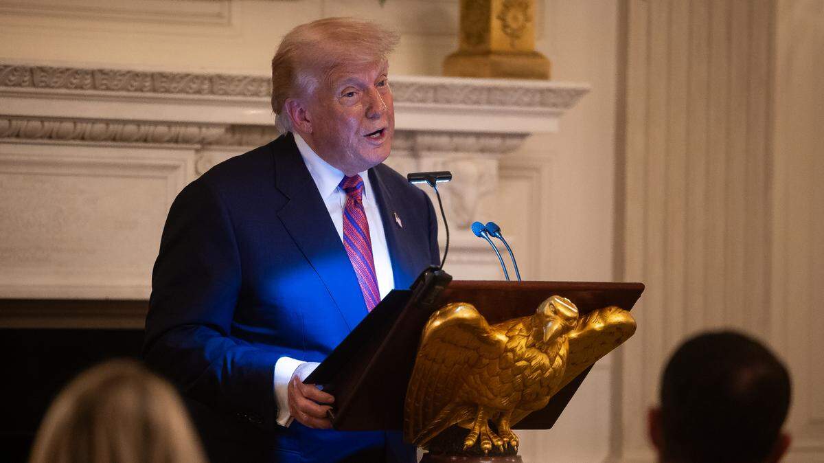 El presidente Donald Trump pronuncia un discurso durante una cena con senadores republicanos y otros invitados en el Comedor de Estado de la Casa Blanca el 18 de julio de 2025.