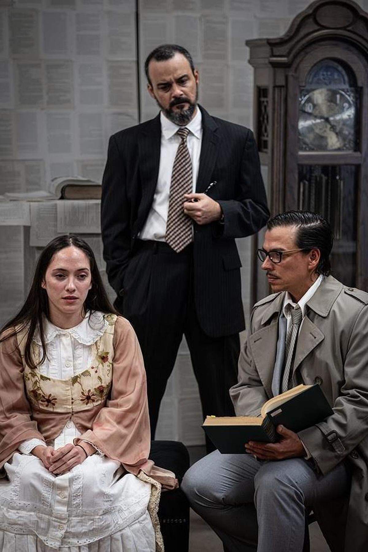 Ariel Texidó (de pie), Anel Perdomo y Andy Barbosa en la obra de José Sanchis Sinisterra “El lector por horas”, estrenada en abril en el Teatro Manuel Artime bajo la dirección de Marilyn Romero. 