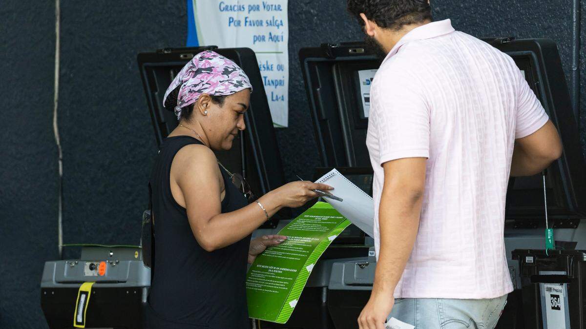 Una electora entrega su voto en la estación de bomberos del norte de Palm Springs del condado Metropolitan Dade el 20 de agosto de 2024.