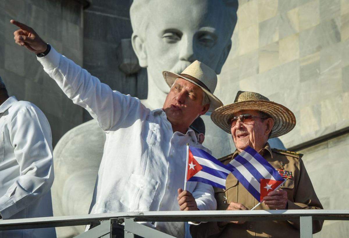 El clan familiar de los Castro, liderado primero por el fallecido Fidel Castro y luego por su hermano menor Raúl (dcha), es el que gobierna el país caribeño por encima del presidente Miguel Díaz-Canel.