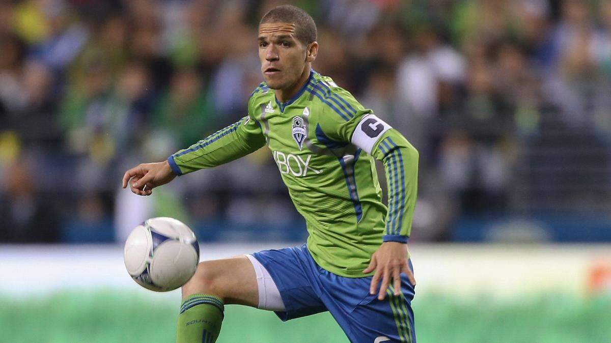  Osvaldo Alonso, capitán del Seattle Sounders, controla el balón contra los San Jose Earthquakes en CenturyLink Field. el 22 de septiembre de 2012 en Seattle.