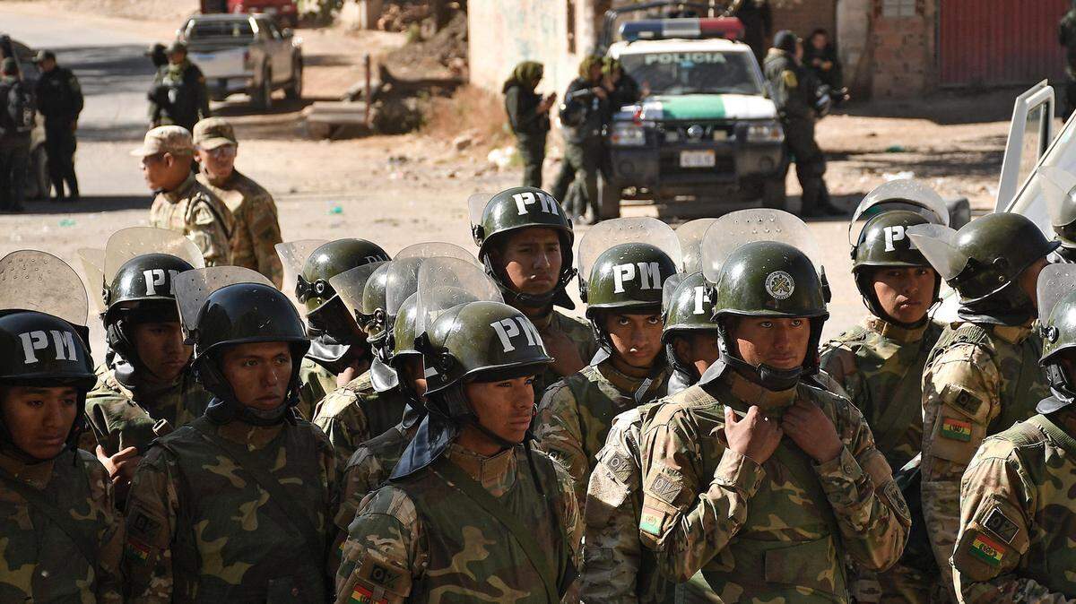 Integrantes del Ejército de Bolivia custodian una carretera para evitar los bloqueos de vías por parte de los seguidores del expresidente Evo Morales, este domingo en Cochabamba, Bolivia.