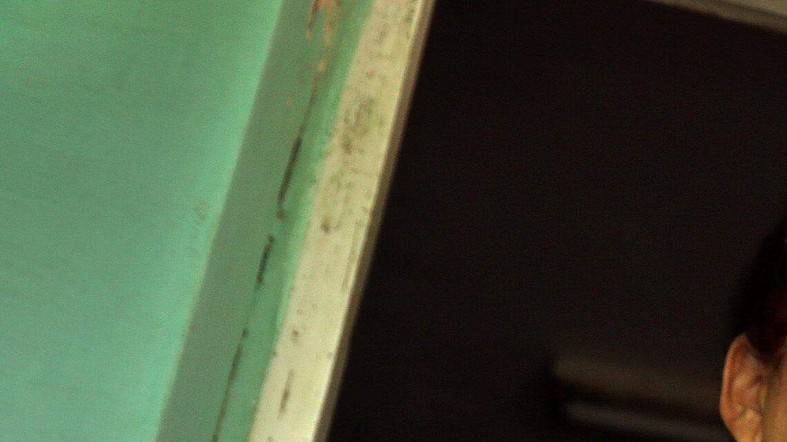 El grafitero cubano Danilo Maldonado, "El Sexto", posa en su casa en La Habana con su madre, María Victoria Machado, poco después de ser liberado el martes 20 de octubre, tras 10  meses en prisión.