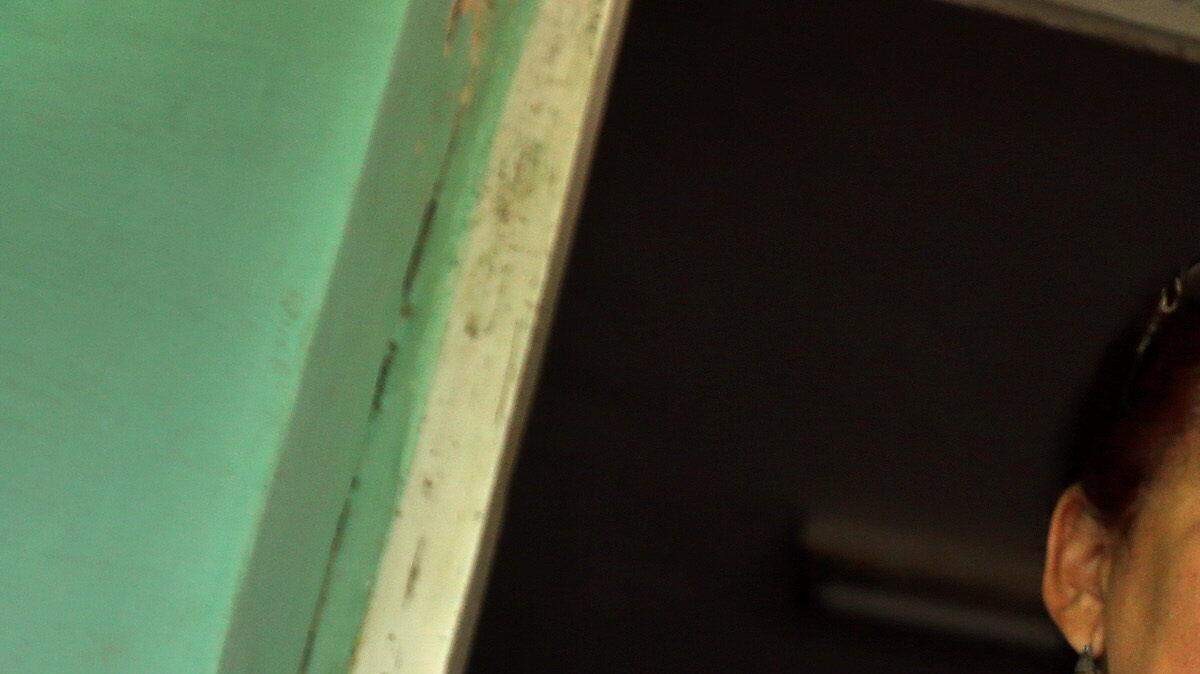 El grafitero cubano Danilo Maldonado, "El Sexto", posa en su casa en La Habana con su madre, María Victoria Machado, poco después de ser liberado el martes 20 de octubre, tras 10  meses en prisión.