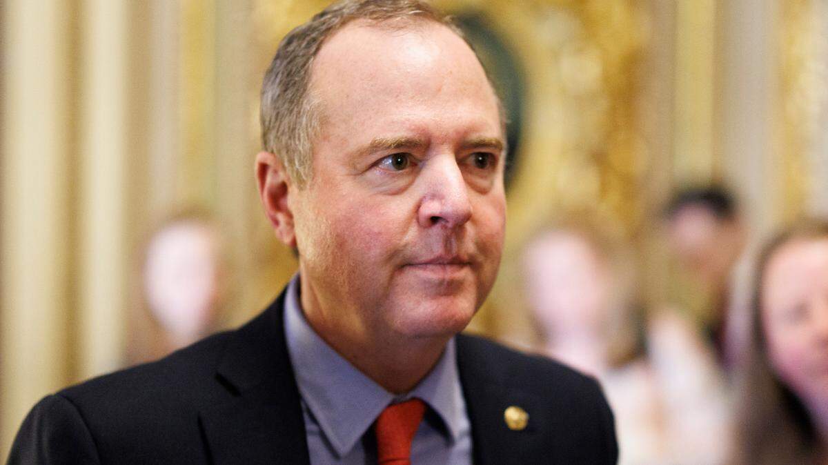El senador Adam Schiff (demócrata por California) sale de un almuerzo del caucus demócrata del Senado, frente a la Cámara del Senado en el Capitolio en Washington D.C., el jueves 13 de marzo de 2025.