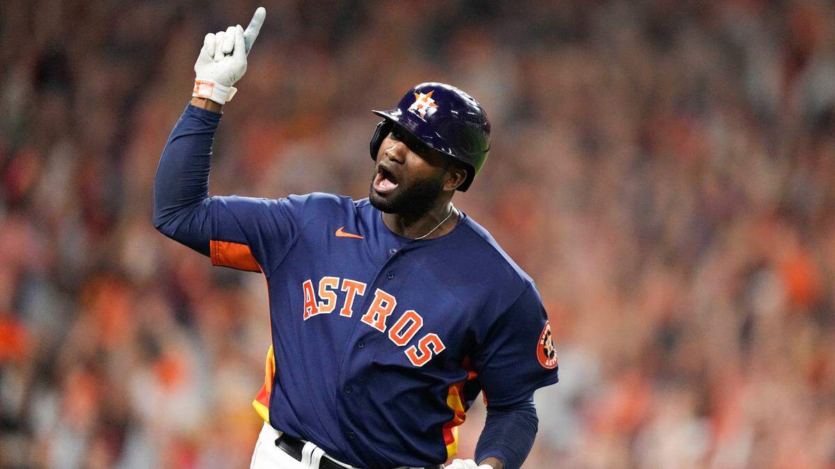 Yordan Alvarez de los Astros de Houston celebra su jonrón de tres carreras durante la sexta entrada del sexto juego de la Serie Mundial de béisbol entre los Astros de Houston y los Filis de Filadelfia el sábado 5 de noviembre de 2022 en Houston.