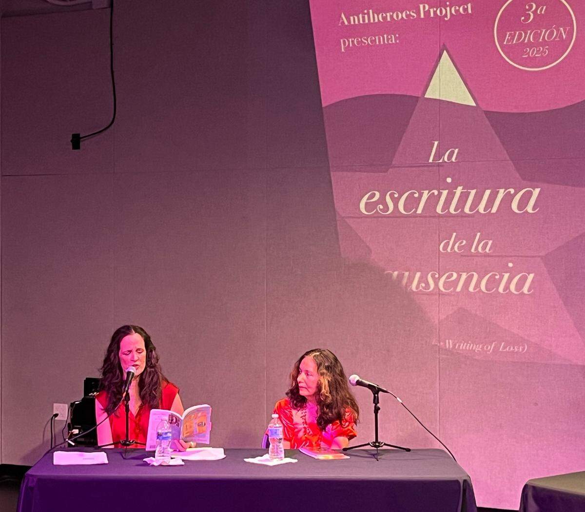  Las poetas Mia Leonin y María Cristina Fernández en el evento “La escritura de la ausencia”.