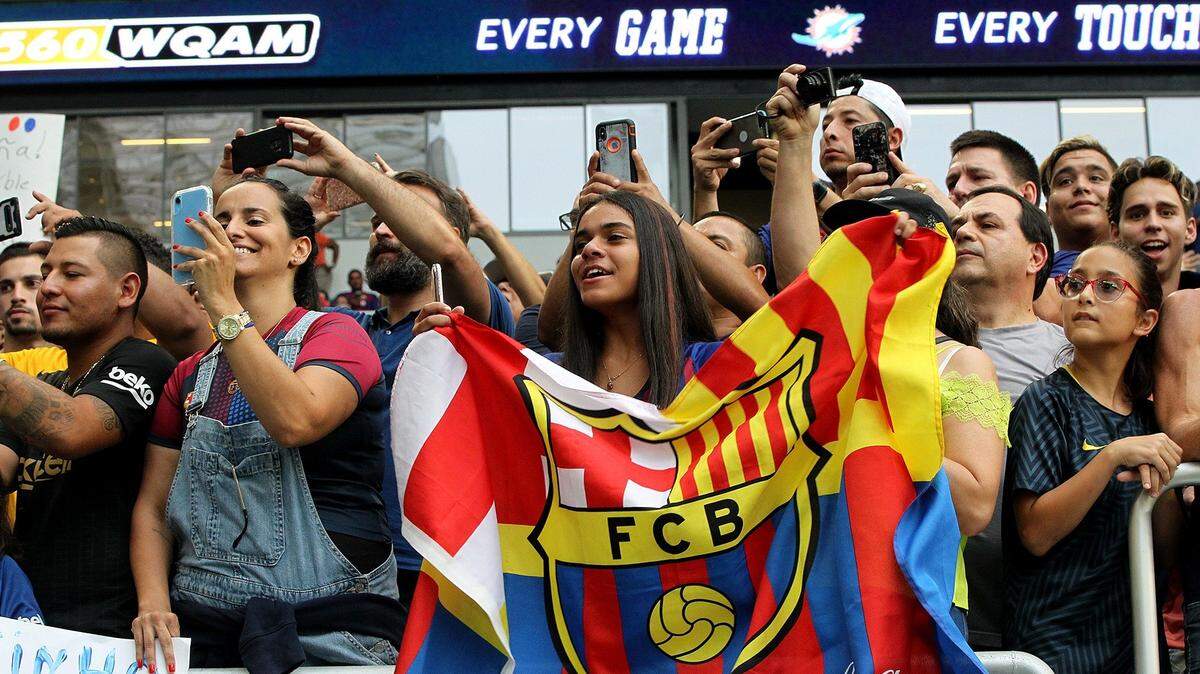 Una gran cantidad de público muestra su simpatía por el equipo Barcelona en las tribunas del Hard Rock Stadium de Miami Gardens, previo al partido contra el Napoli, el miércoles 7 de agosto de 2019.