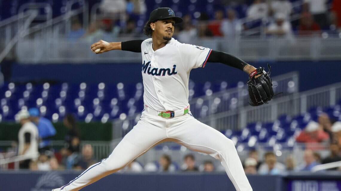 Memoria corta y ofensiva larga. Los Marlins responden a la tormenta con victoria ante los Rojos
