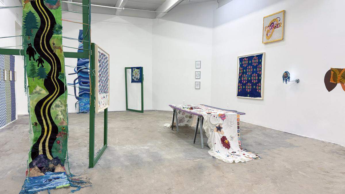 La artista argentina Inés Raiteri, quien estudió bajo la tutela de Guillermo Kuitca en el prestigioso Programa de Talleres de Buenos Aires, ha explorado durante años la dimensión comunitaria del bordado. Su aporte incluye un lienzo bordado en talleres realizados en Argentina con sábanas que pertenecieron a su abuela. “La tela conserva el tacto como caricias repetidas,” afirma. “El bordado es una especie de texto—a veces oculto, pero siempre elocuente. Activa la memoria.” 
