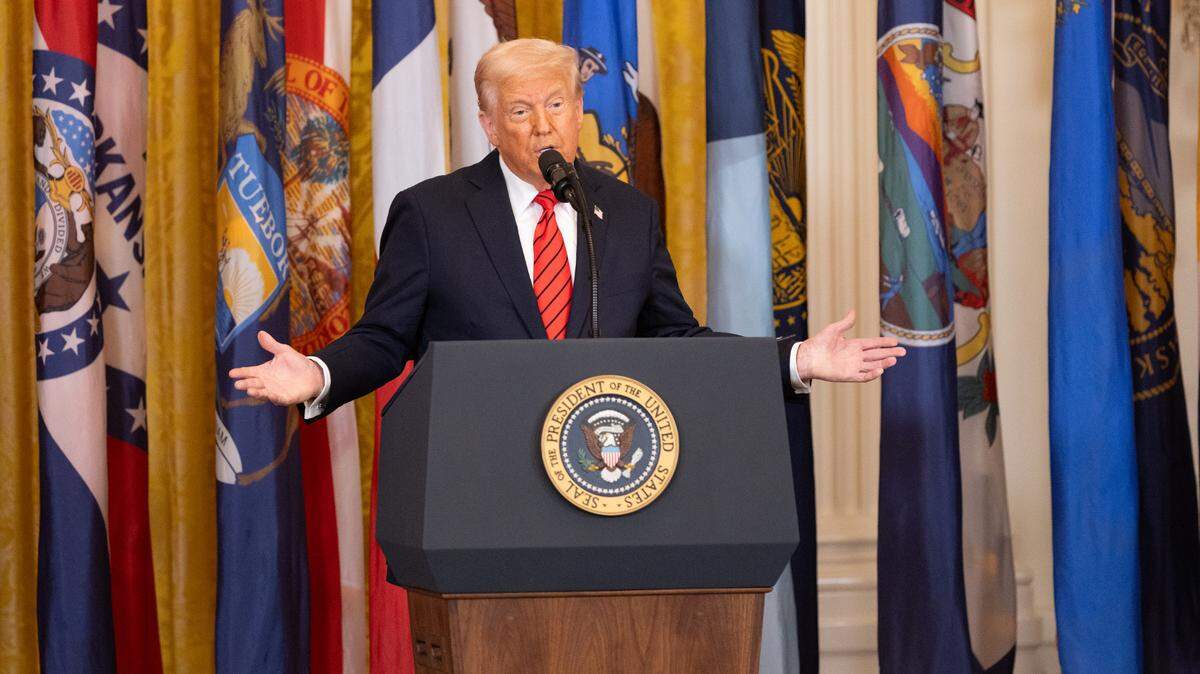 El presidente de Estados Unidos, Donald Trump, habla antes de firmar una orden ejecutiva en la Casa Blanca, el 20 de marzo de 2025 en en Washington, D.C.
