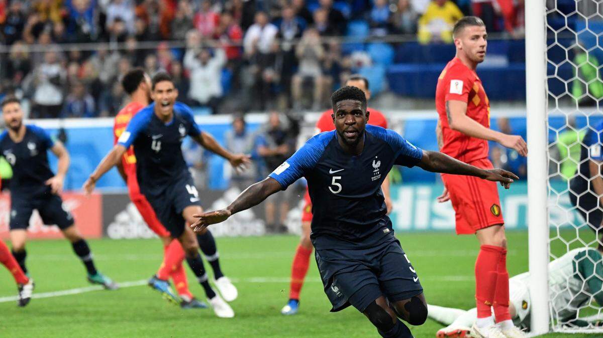 Samuel Umtiti celebra tras abrir el marcador en el partido de semifinales entre Francia y Bélgica, este martes 15 de julio de 2018 en San Petersburgo, Rusia.