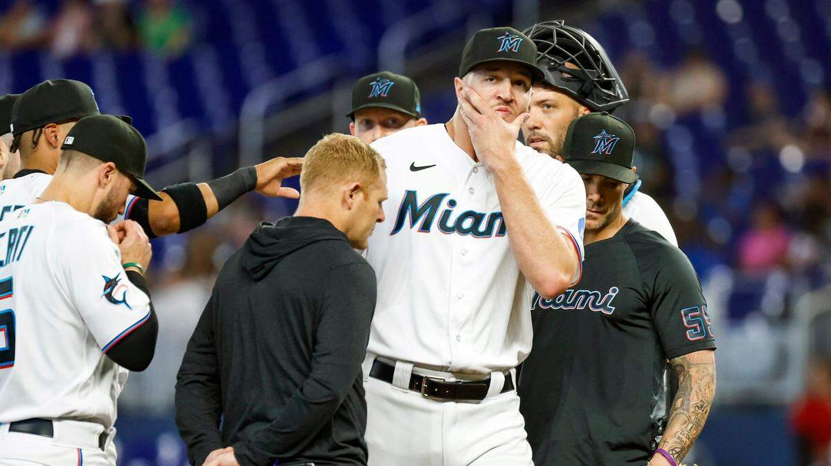 El abridor de los Marlins, Trevor Rogers, abandona la lomita en la cuarta entrada durante el partido contra los Gigantes de San Francisco, celebrado el 19 de abril de 2023 en Miami.