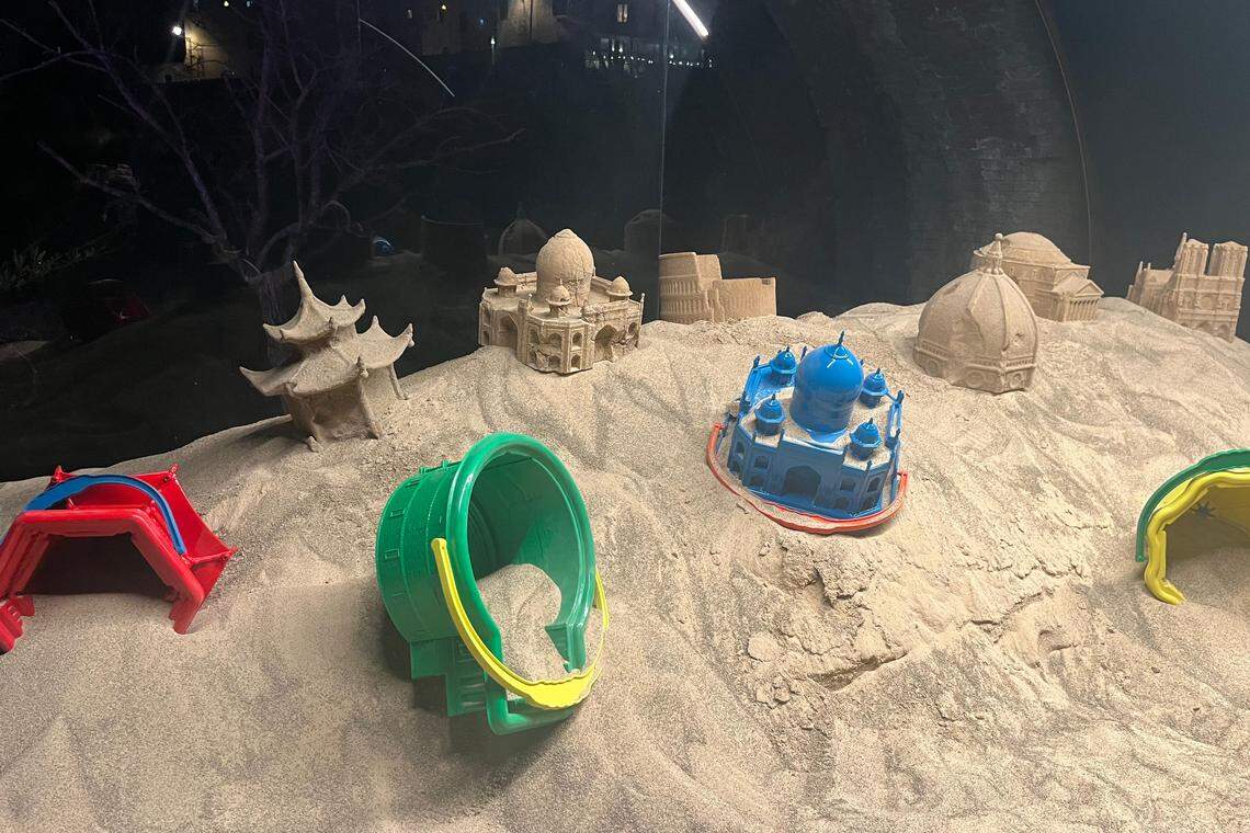 Bajo los arcos medievales del puente de San Francisco, en la localidad de Colle di Val dElsa, la obra 'Sotto gli Archi del Tempo' (Bajo los arcos del tiempo) del artista argentino Leandro Erlich abraza la belleza de lo efímero en esta nueva instalación en la Toscana en la que la arena, un material intrínsecamente vulnerable, le permite reflexionar sobre la fragilidad del mundo y la vanidad de la ambición humana. 