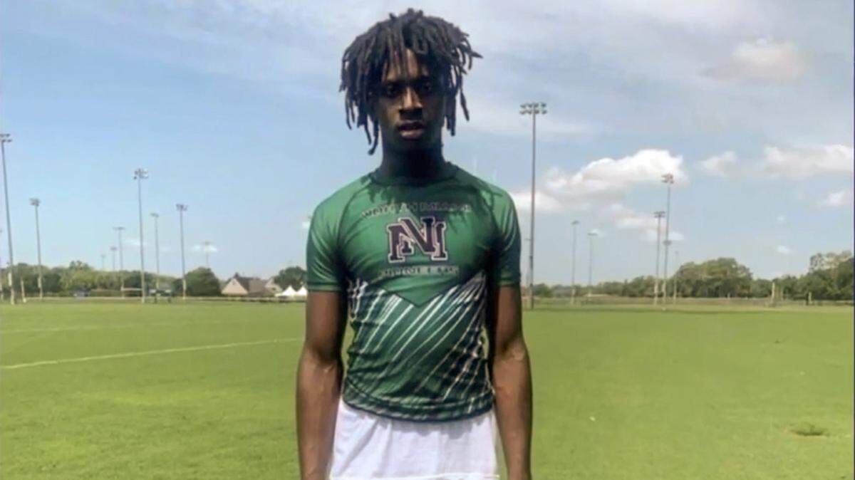 La policía dijo que un joven de 17 años murió al recibir un disparo en Miami-Dade. El entrenador de fútbol americano de North Miami High, Gerald Cox, identificó a la víctima como el mariscal de campo Mekhi Stevenson.