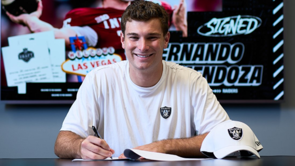 Novato de origen cubano consigue su primer gran contrato: Fernando Mendoza firma con los Raiders