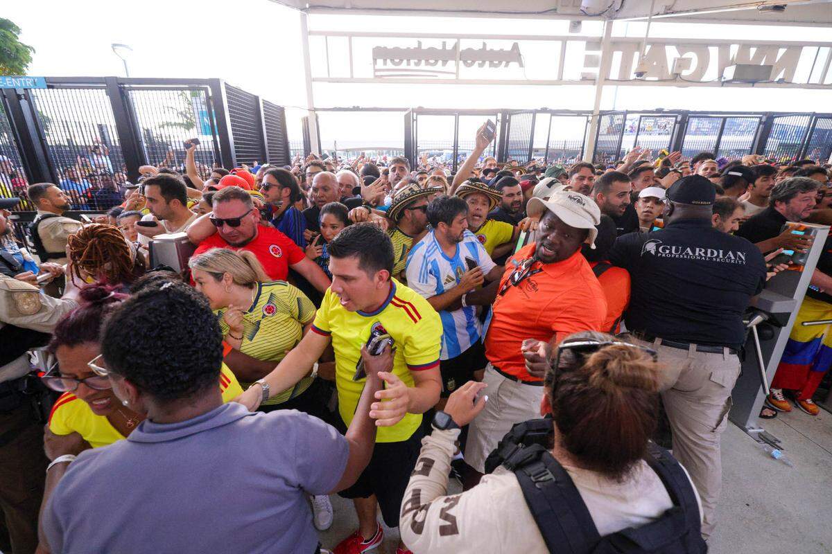 Una multitud de fanáticos trata de pasar las puertas de seguridad del Hard Rock Stadium antes del partido final de la Copa América entre Argentina y Colombia, el 15 de julio de 2024 en Miami Gardens, Florida.
