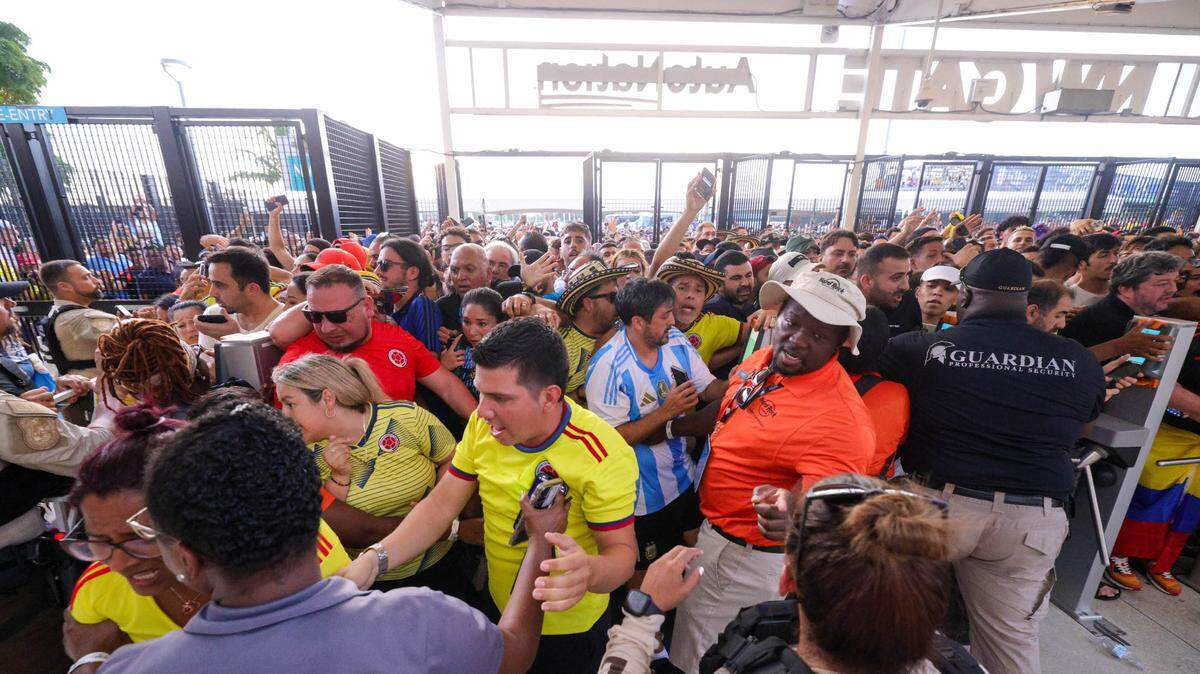 Foto de archivo. Una multitud de fanáticos trata de pasar las puertas del Hard Rock Stadium antes del partido final de la Copa América entre Argentina y Colombia, el 15 de julio de 2024 en Miami Gardens.